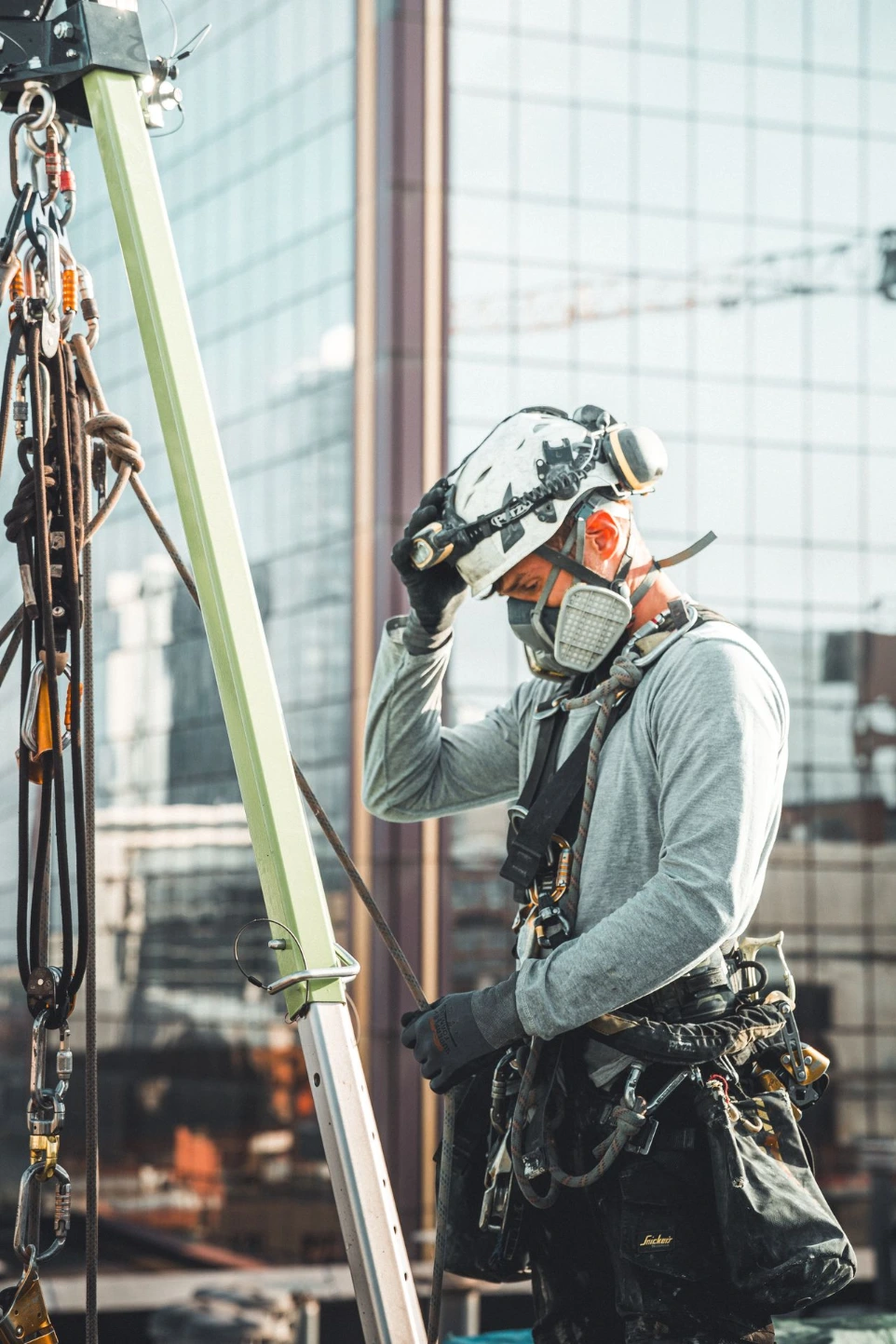 Cordiste prêt à descendre en rappel pour une inspection de gaine technique d'un immeuble de bureaux en accès difficile à Bruxelles