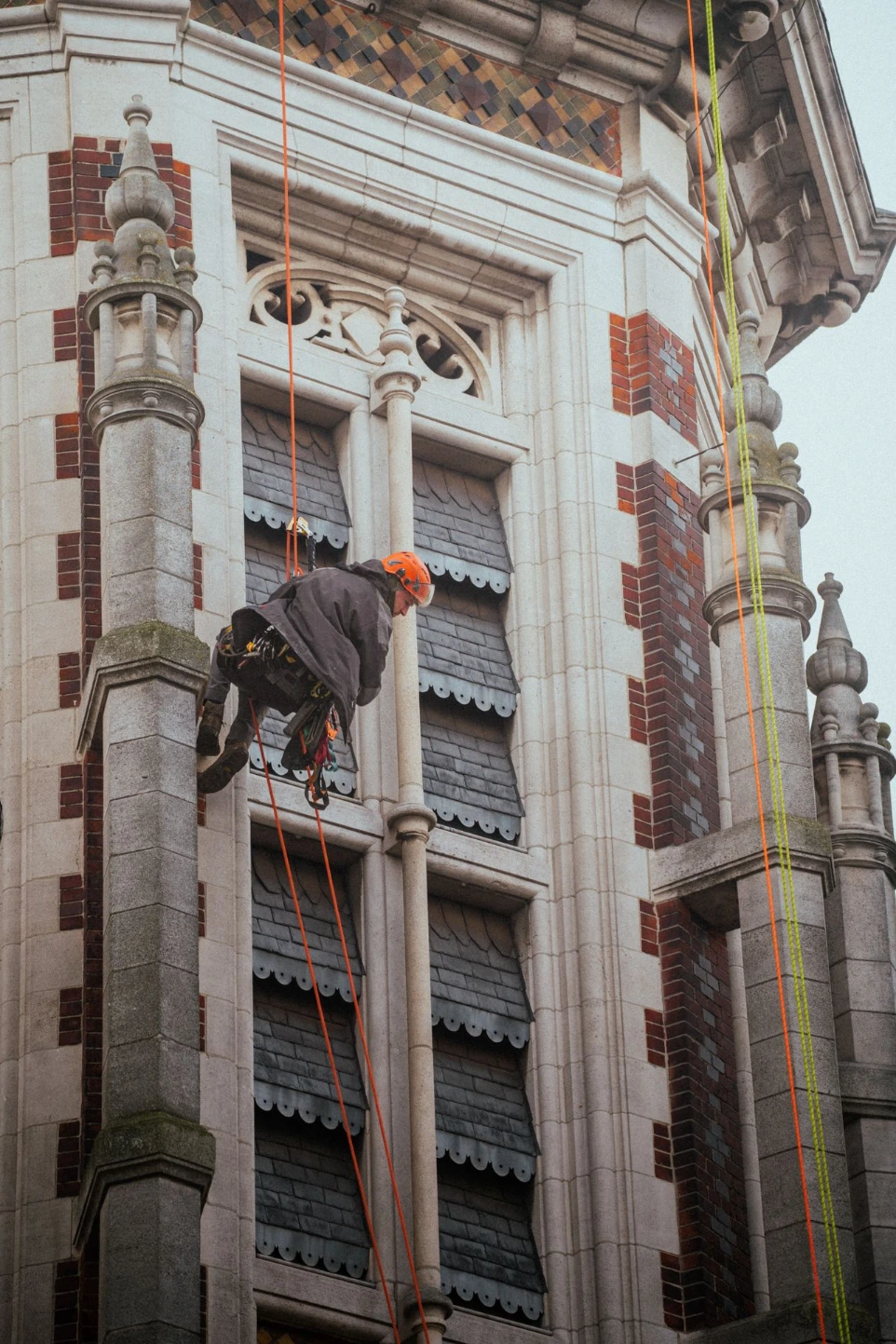Cordiste réalisant une inspection des façades et des toitures de l'Hotel Communal en accès difficile à Schaerbeek