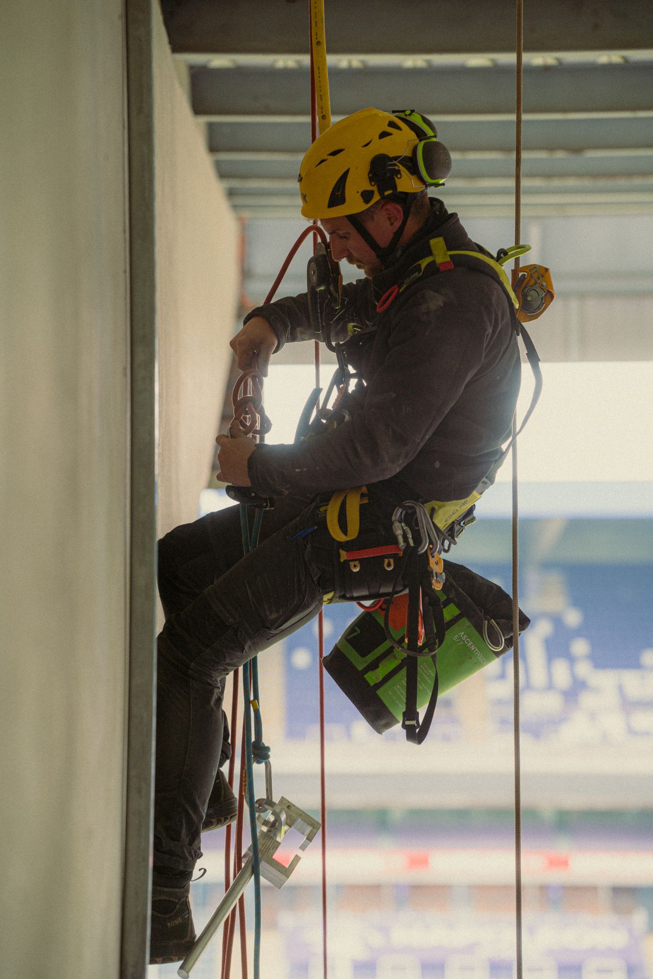 Cordiste réalisant une sécurisation sur les tribunes du stade de foot en accès difficile à Anderlecht