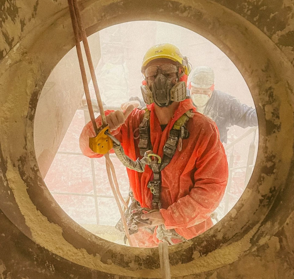 Cordiste réalisant une sécurisation d'un silo y en accès difficile à Anvers