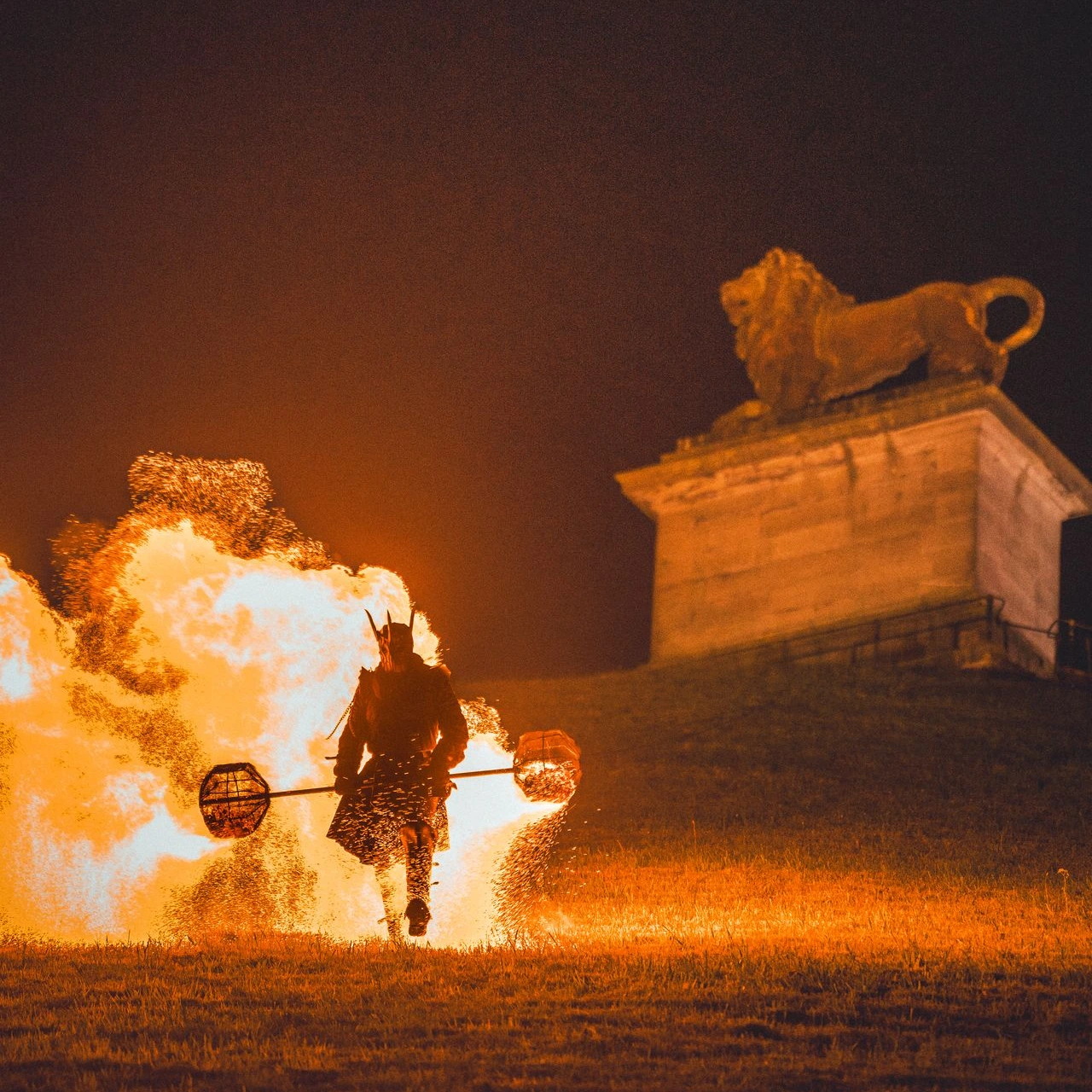Cordiste assistant un artiste pour une descente en rappel de la Butte du Lion à Waterloo