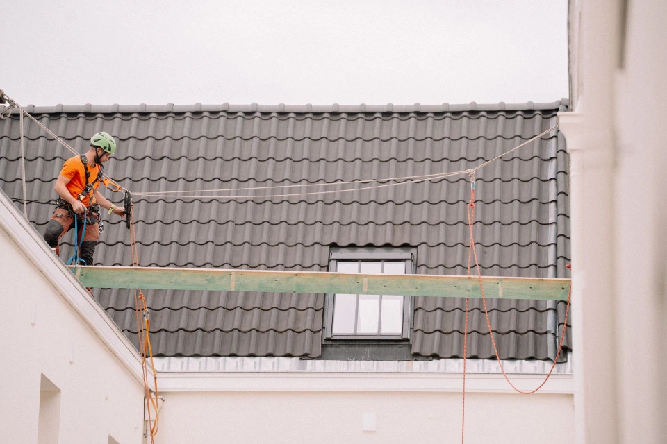 Cordiste réalisant une toiture temporaire de la Galerie des Princes en accès difficile à Bruxelles