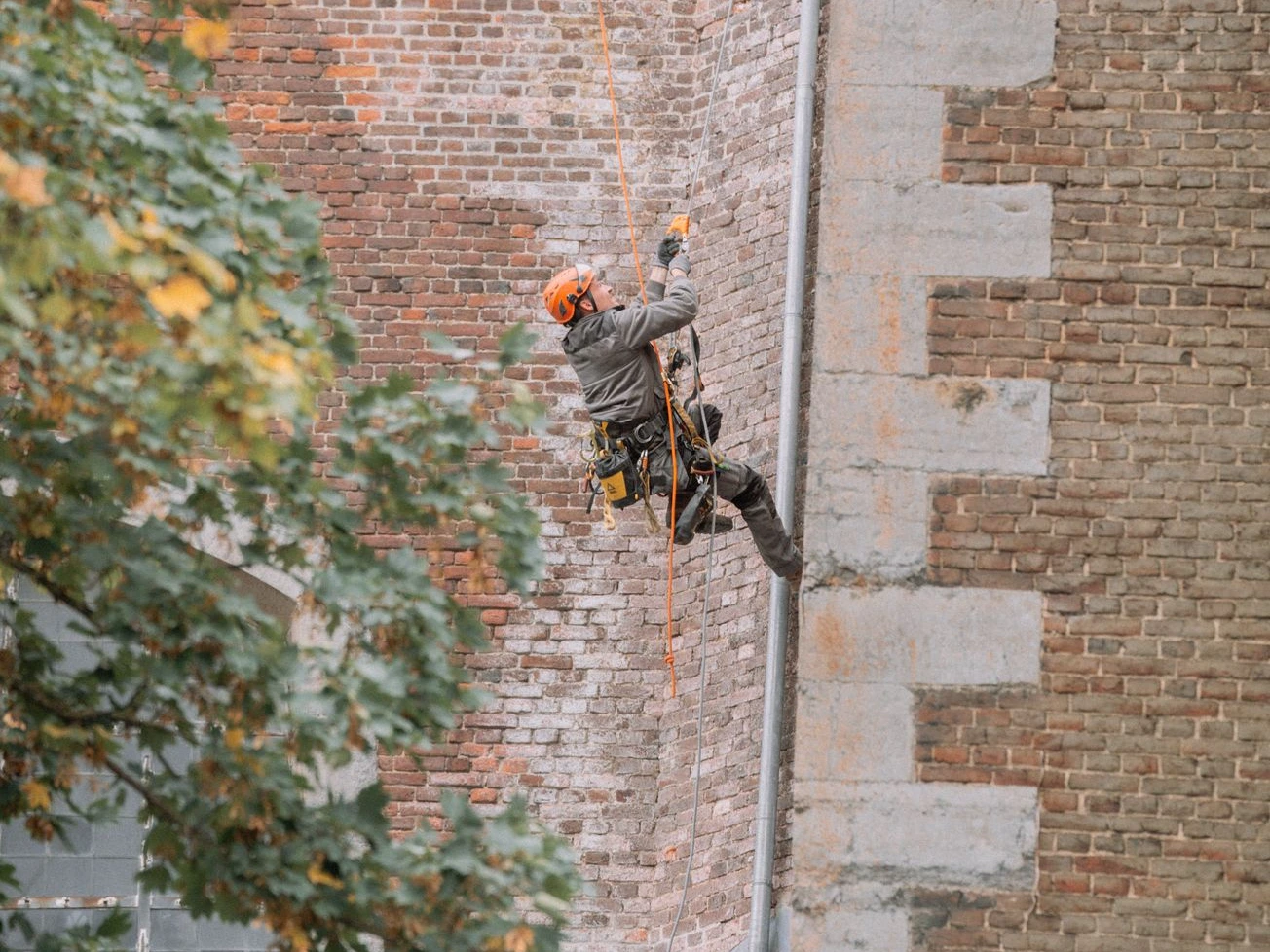 Cordiste réalisant une inspection d'une église en accès difficile à Gembloux