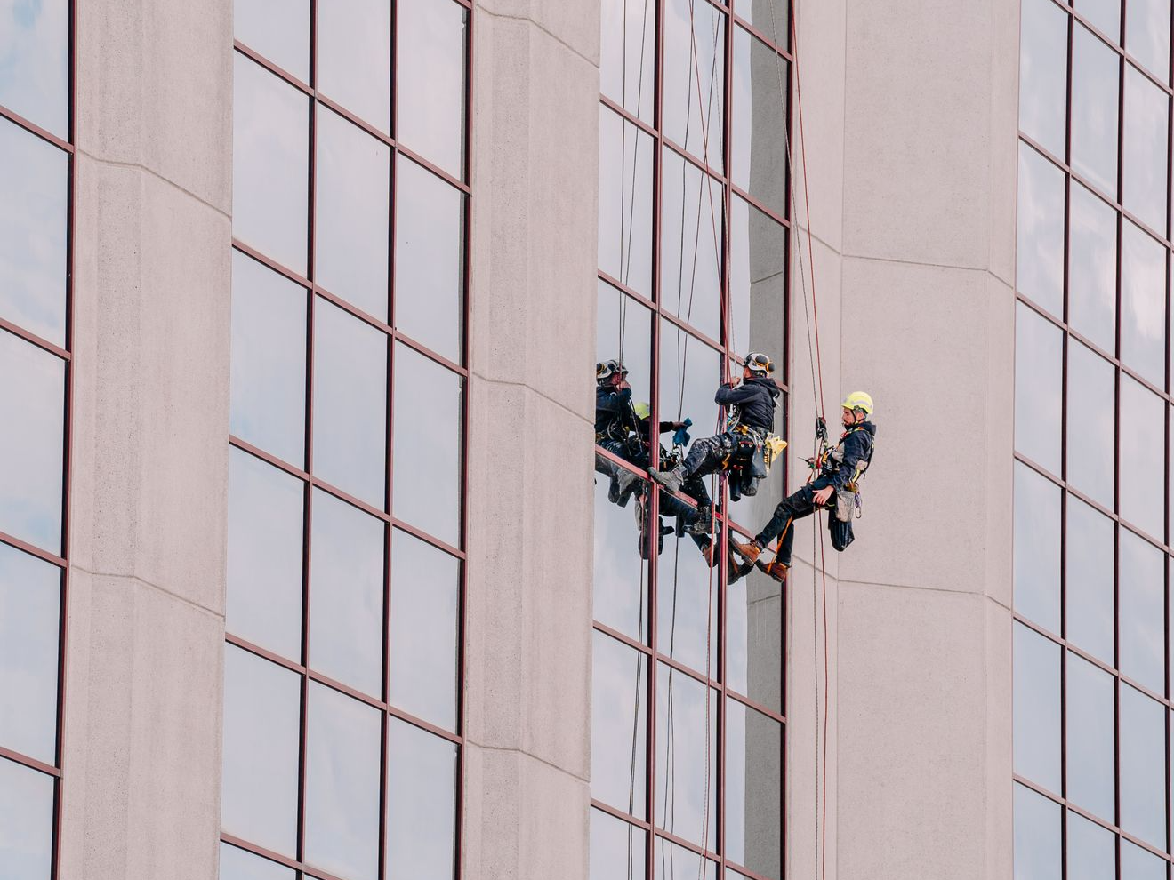 Cordiste réalisant un lavage de vitres de l'Hôtel Sheraton en accès difficile à Zaventem