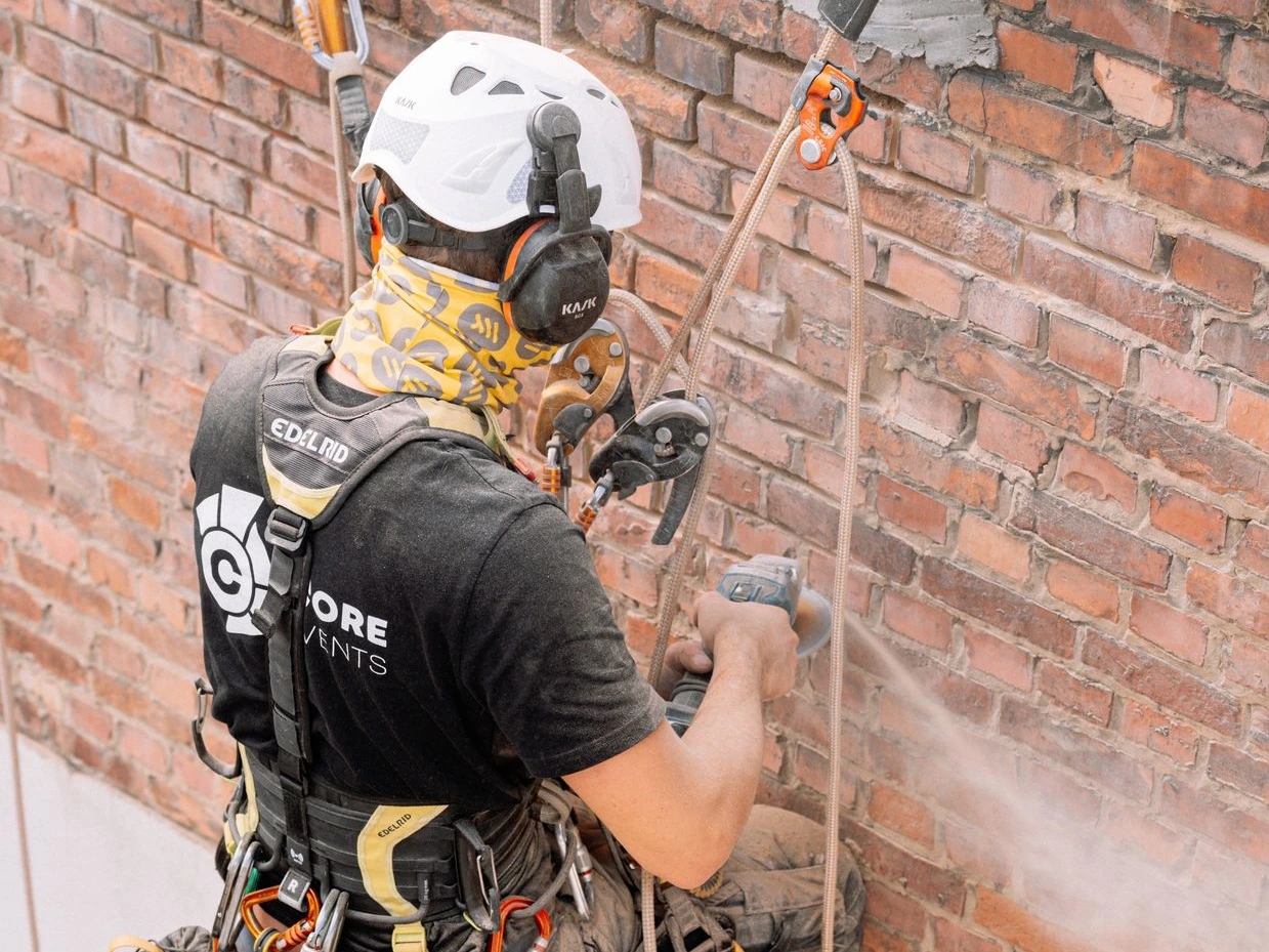 Cordiste réalisant des travaux de façades en accès difficile à Forest