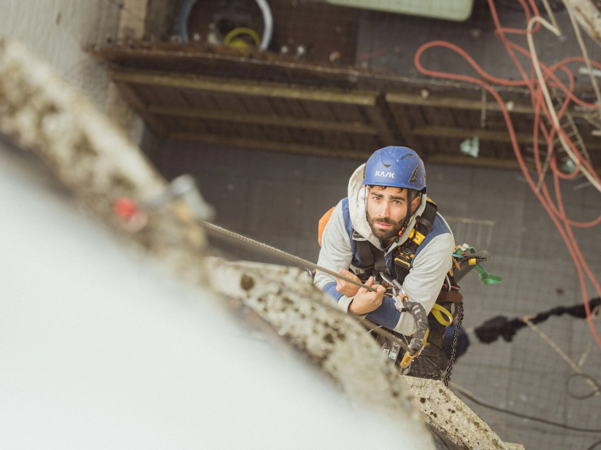 Cordiste réalisant des travaux de façades d'une copropriété  en accès difficile à Schaerbeek
