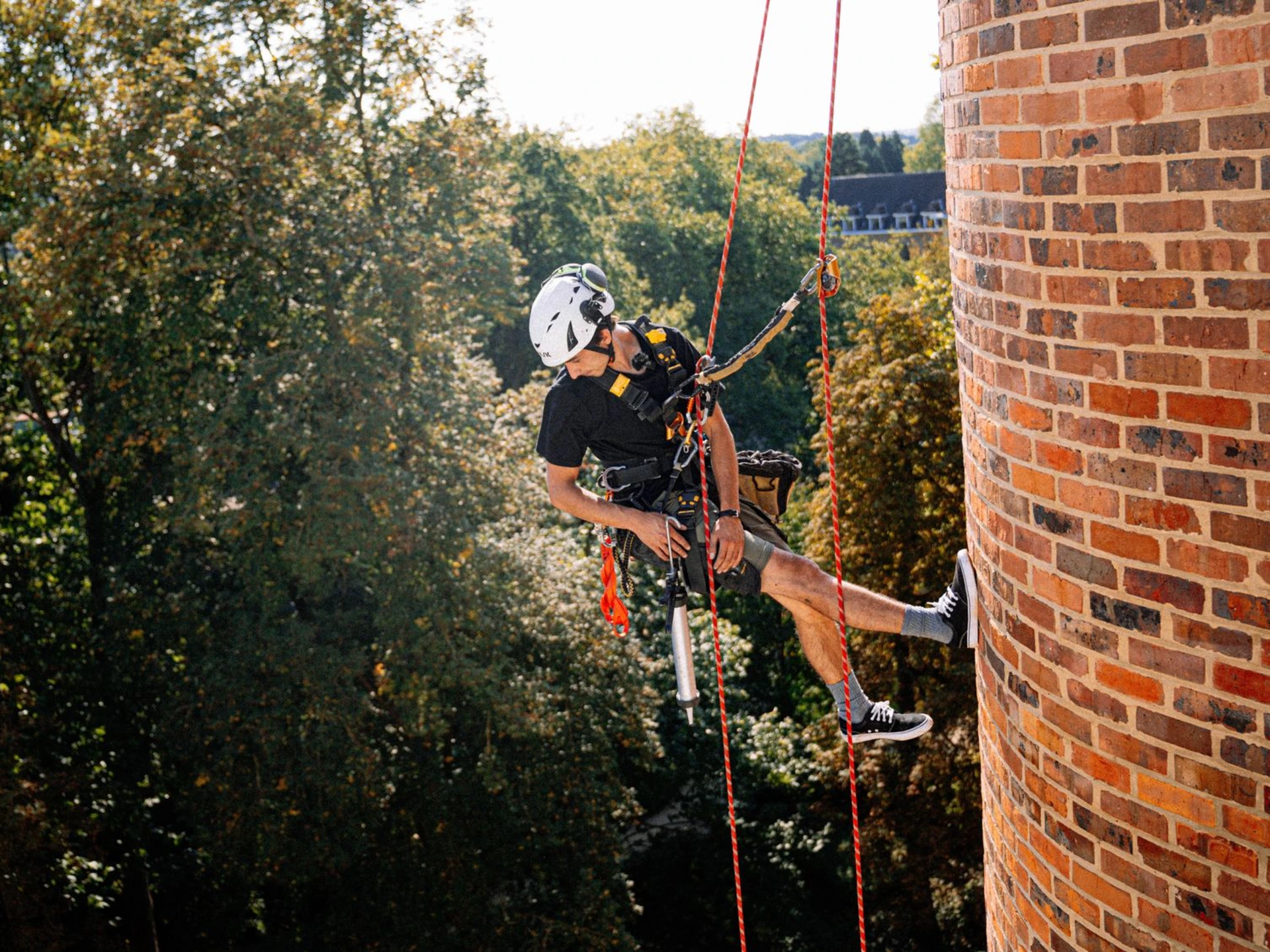 Cordiste réalisant des travaux de façaes en accès difficile à Woluwé-Saint-Lambert