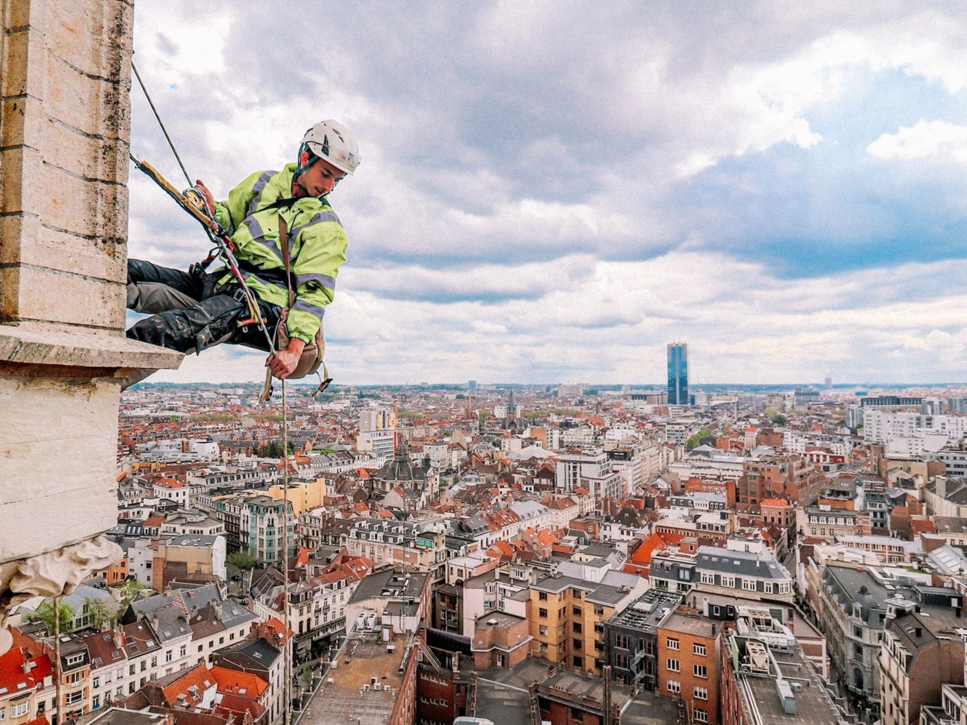 Cordiste réalisant une inspection sur la Grand Place en accès difficile à Bruxelles