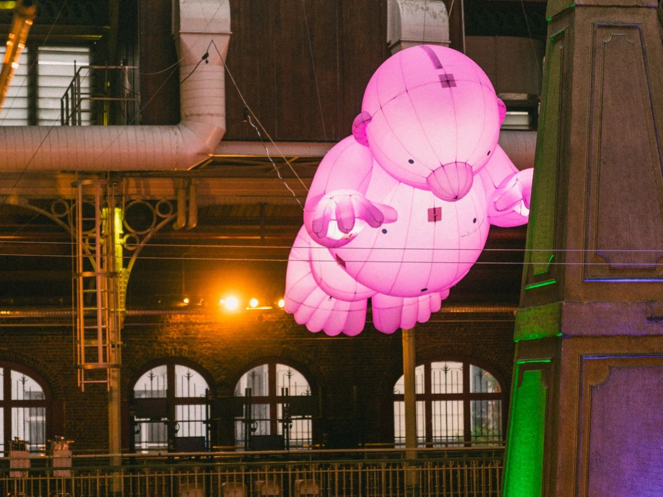 Cordiste mettant en place un élément décoratif dans les Halles Saint-Géry en accès difficile à Bruxelles pour Philippe Katerine - Exposition Monsieur Rose
