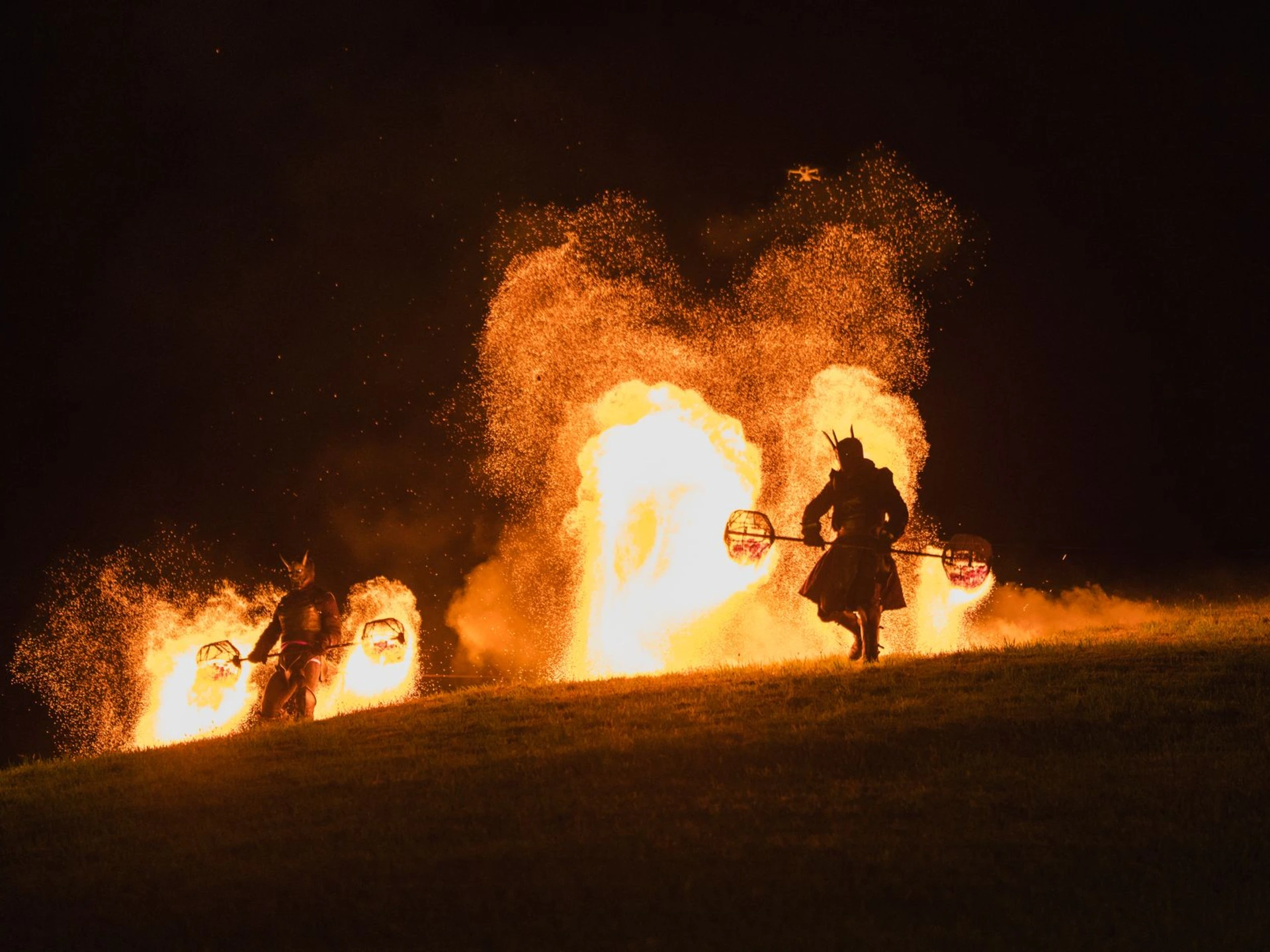 Cordiste assistant un artiste pour une descente en rappel de la Butte du Lion à Waterloo