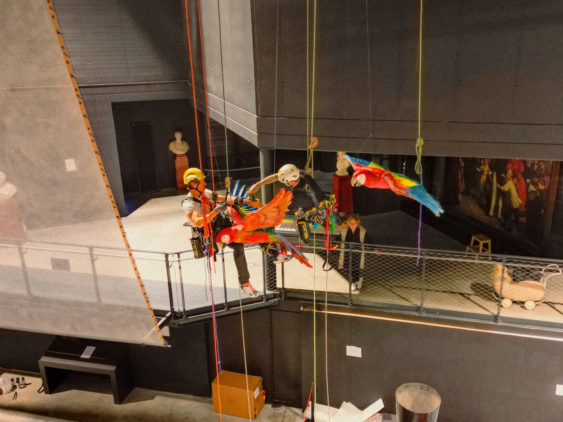 Cordistes mettant en place des éléments décoratifs pour l'exposition Animalia en accès difficile à Schaerbeek