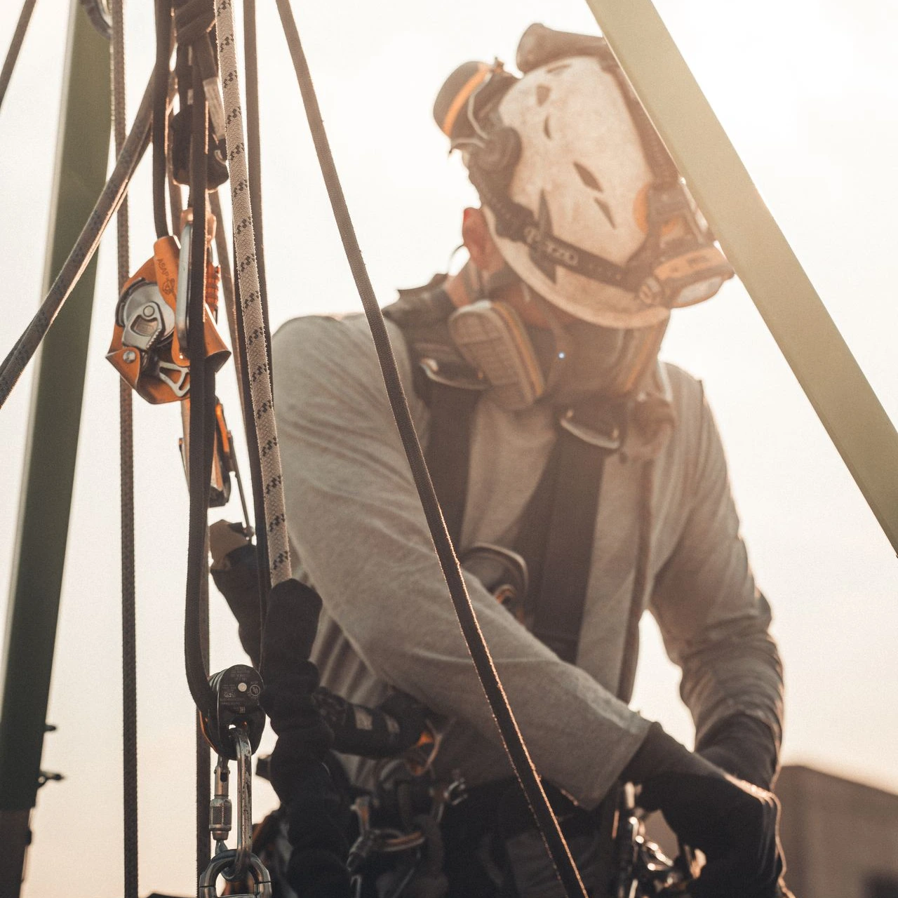 Cordiste qui se prépare à aller inspection la gaine technique d'un immeuble en accès difficile à Bruxelles