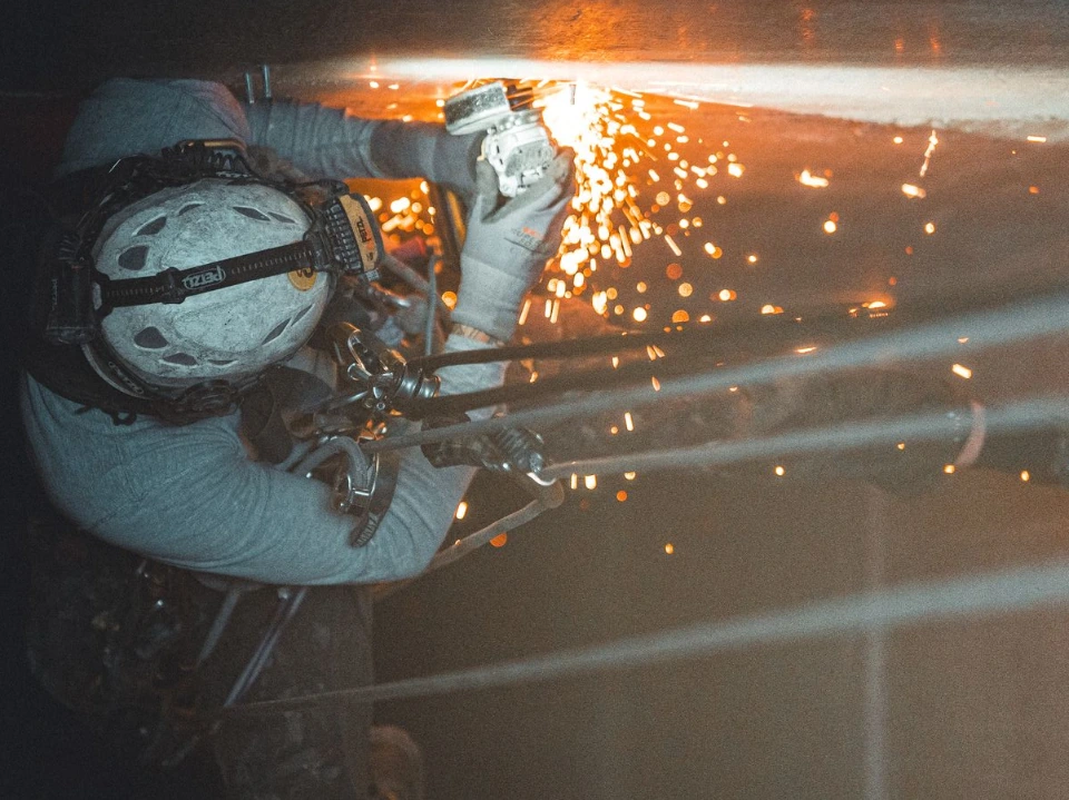 Cordiste réalisant x de y en accès difficile à z