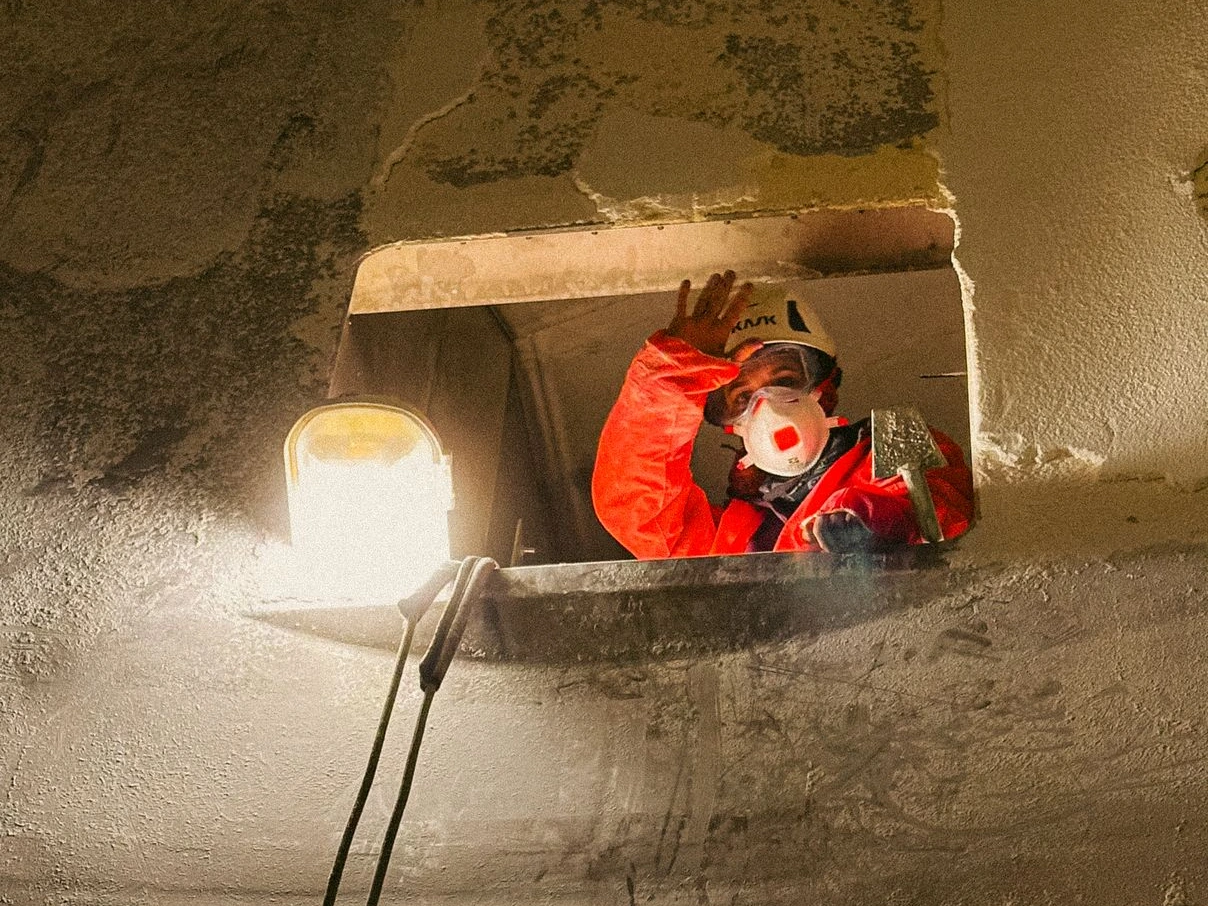 Cordiste réalisant une inspection et une sécurisation d'un silo en accès difficile à Anvers