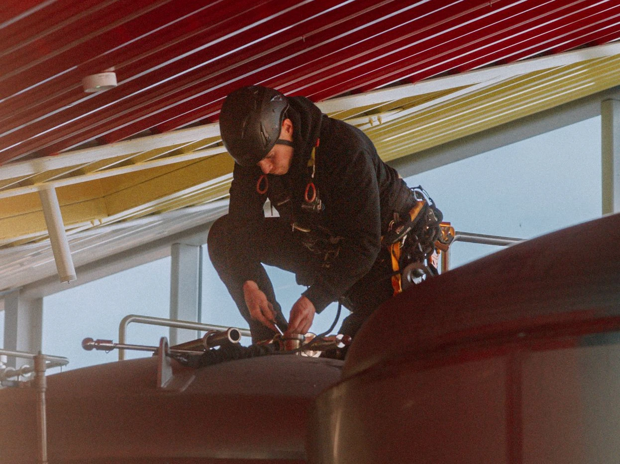 Cordiste réalisant une mission de contrôle des cuves en accès difficile à Anderlecht