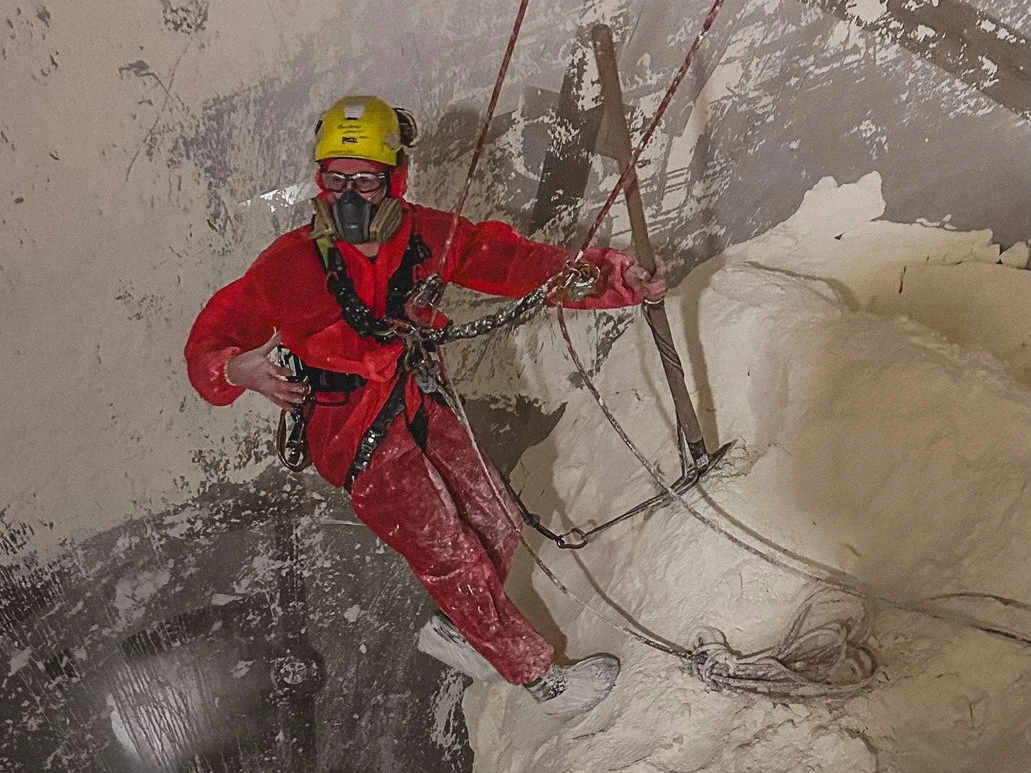 Cordiste réalisant une inspection et une sécurisation d'un silo en accès difficile à Anvers